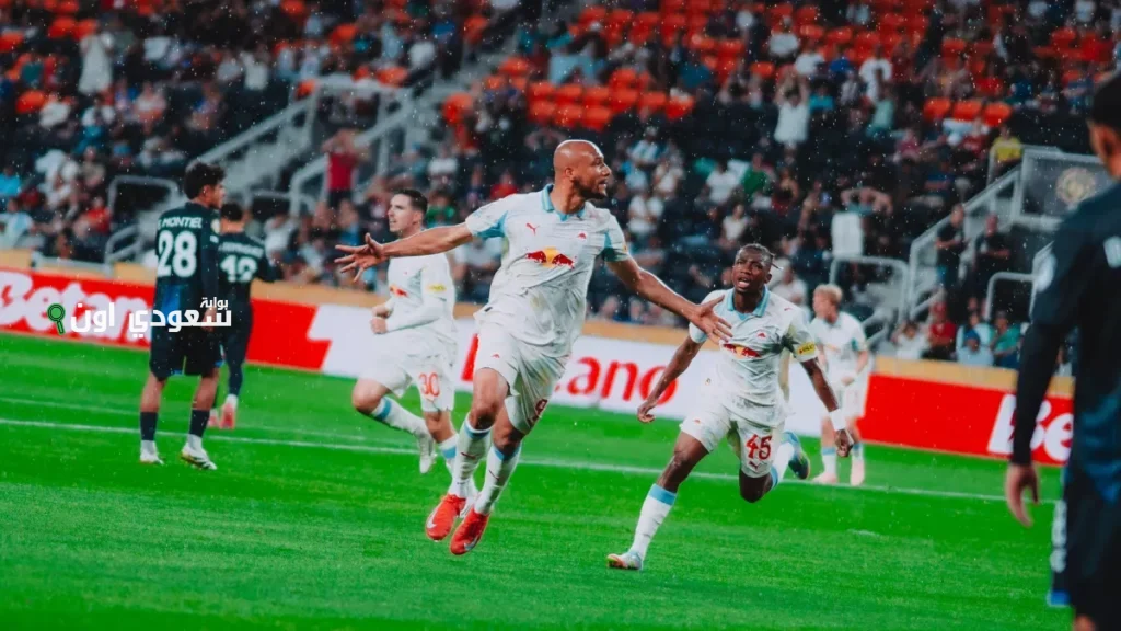 سالزبورج يتفوق على باتشوكا 2-1 في مباراة شهدت توقفًا دام 60 دقيقة كاملة