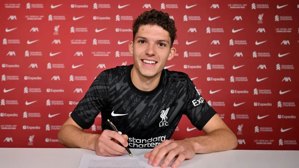 ليفربول يكشف عن بصفقة جديدة خلال الصيف بضم الحارس المجري أرمين بيتشى المميز