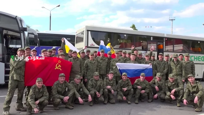 تبادل الهجمات بين روسيا وأوكرانيا يرافقه وصول أسرى محررين إلى العاصمة موسكو