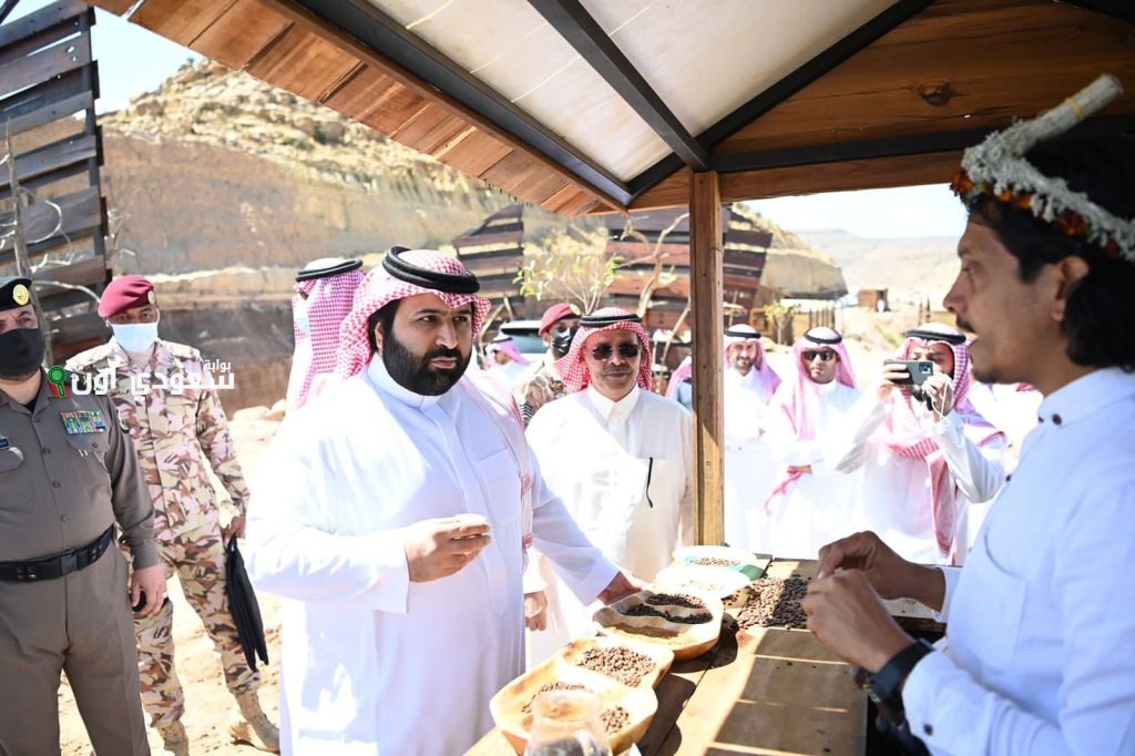 أمير جازان يقوم بجولة تفقدية في محافظة الريث ويلتقي بالمشايخ والأهالي
