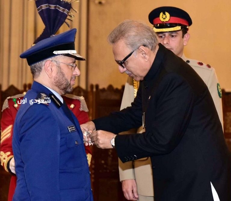 رئيس باكستان يكرم رئيس أركان القوات البحرية بوسام نيشان الامتياز العسكري