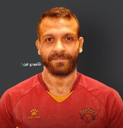 احتفال عمرو الحلواني لاعب الأهلي بحصوله على دبلومة فيفا