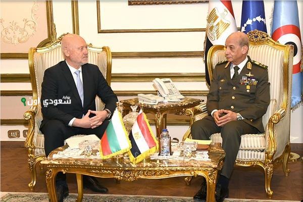 وزير الدفاع يناقش سبل تعزيز التعاون العسكري مع نظيره المجري في لقاء رسمي