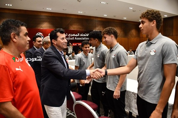 وزير الرياضة يتفقد معسكر ناشئي المنتخب ويستعرض استعداداتهم لكأس العالم