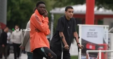 موسيالا يستخدم العكاز خلال مباراة ودية مع بايرن ميونخ ويظهر في صورة مؤثرة