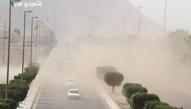الأرصاد تحذر من رياح نشطة تحمل الأتربة والغبار في معظم مناطق المملكة