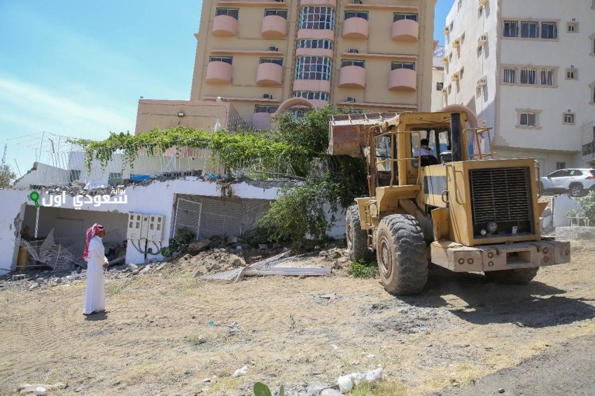 أمانة الطائف تعمل على إزالة تعديات مواطنين على شارع في مخطط الشطبة
