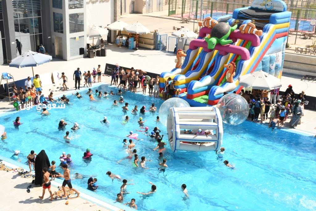 مركز الجزيرة “2” يطلق مهرجان الألعاب المائية ويدعم مبادرة الشباب