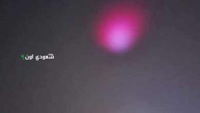 بقعة وردية استثنائية تزين سماء شمال غرب المملكة