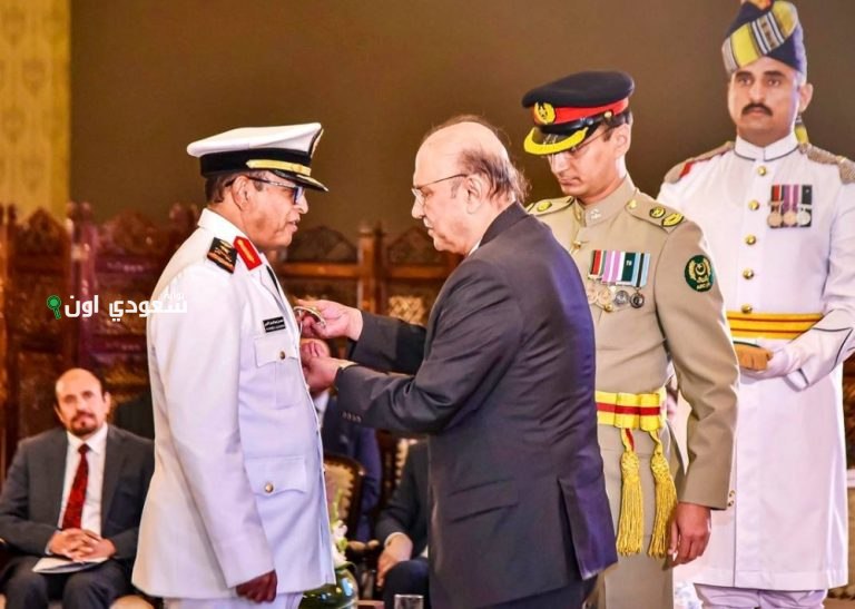 الرئيس الباكستاني يكرّم رئيس أركان القوات البحرية السعودية بوسام «نيشان الامتياز» العسكري