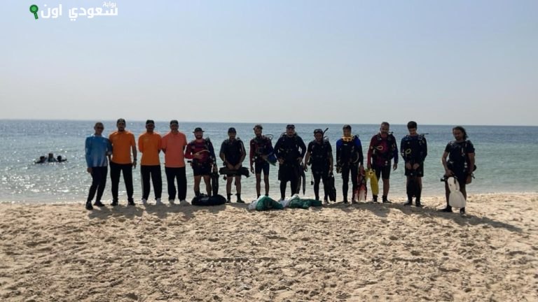حملة تطوعية لتنظيف شاطئ نصف القمر وقاع البحر في المنطقة الشرقية