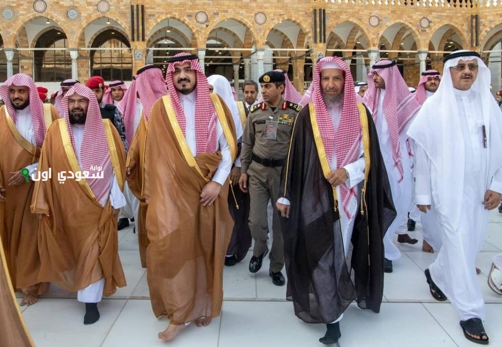 نائب أمير مكة يكرم بغسل الكعبة المشرفة تقديراً له