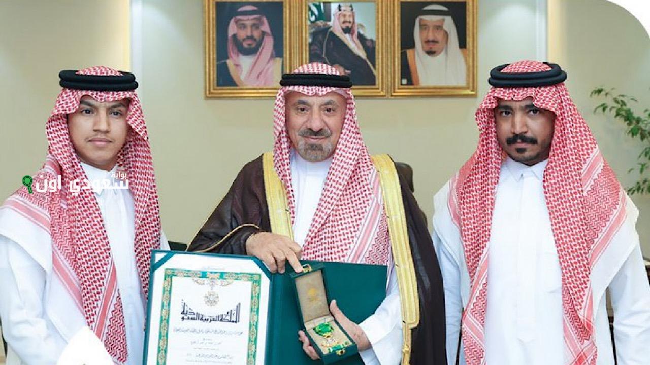 أمير نجران يكرم شاباً بوسام الملك عبد العزيز لتبرّعه بكليته لشقيقه