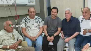 حسين لبيب وأحمد سليمان يلتقيان حسن شحاتة بعد الجراحة
