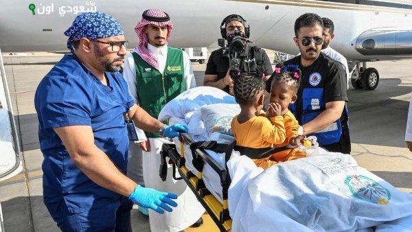 وصول التوأم الجامايكي الملتصق أزاريا وأزورا إيلسون إلى العاصمة السعودية الرياض