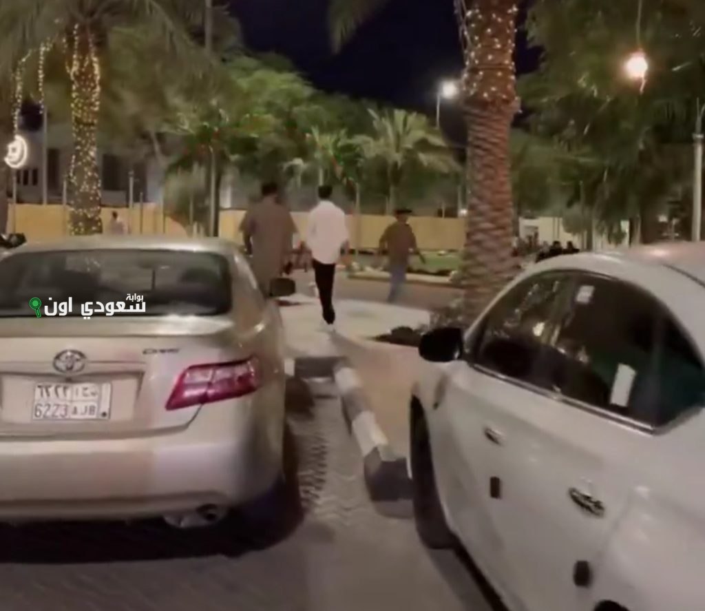شخص يرتدي ثوب النوم يتعرض لمخالفة في مكان عام