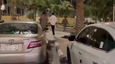 مخالفة شخص يرتدي ثوب النوم في مكان عام