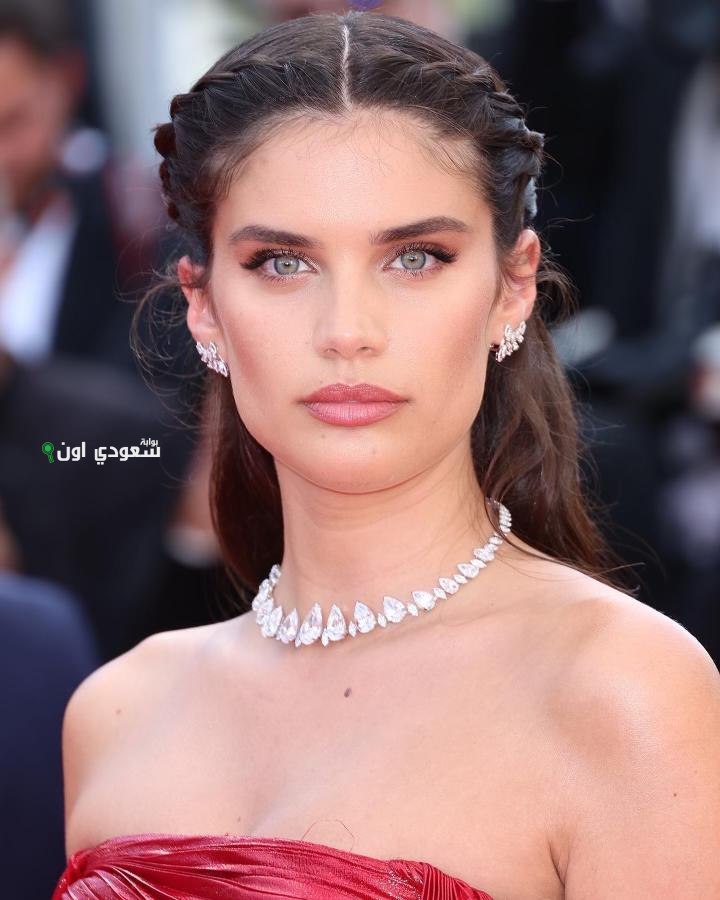 سارة سامبايو تكشف سبب التقاطها أكثر من 1000 سيلفي في Superman