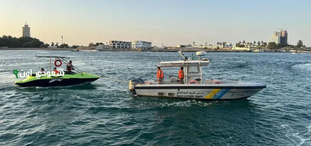 إنقاذ مواطن بعد عطل واسطته البحرية في بحر مكة
