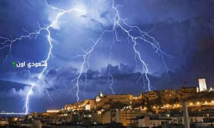 توقعات طقس اليوم: أمطار رعدية وأتربة في أربع مناطق