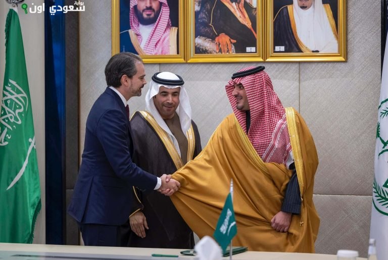 وزير الداخلية يتسلم وسام “الإنتربول” رفيع المستوى تقديراً لإنجازاته الأمنية