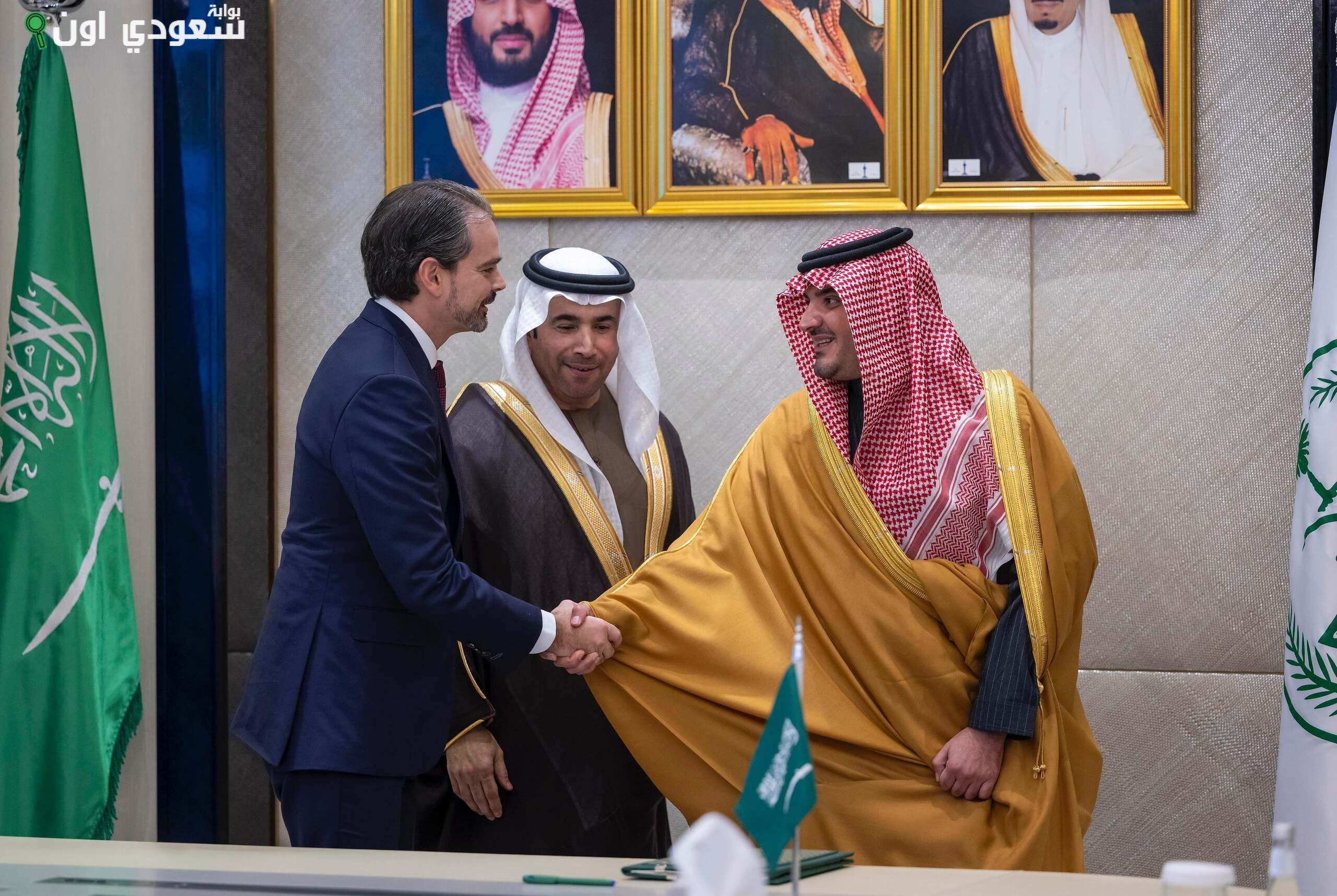 وزير الداخلية يتسلم وسام “الإنتربول” رفيع المستوى تقديراً لإنجازاته الأمنية