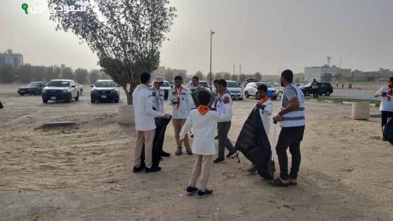 إزالة التلوث البيئي بشاطئ الرملة البيضاء في القطيف