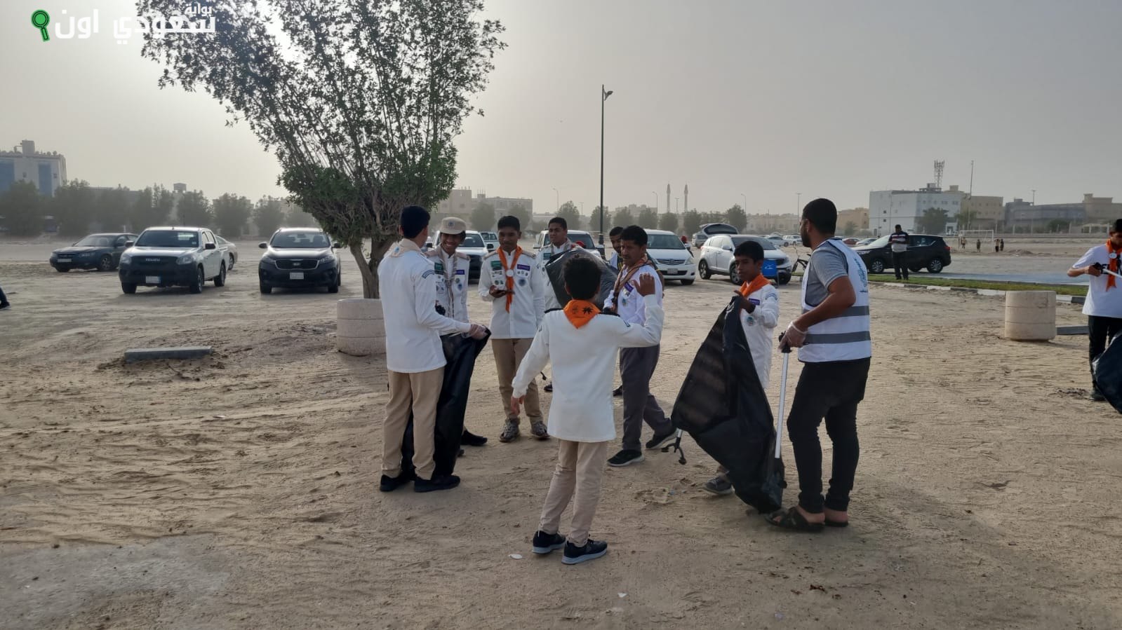 إزالة التلوث البيئي بشاطئ الرملة البيضاء في القطيف