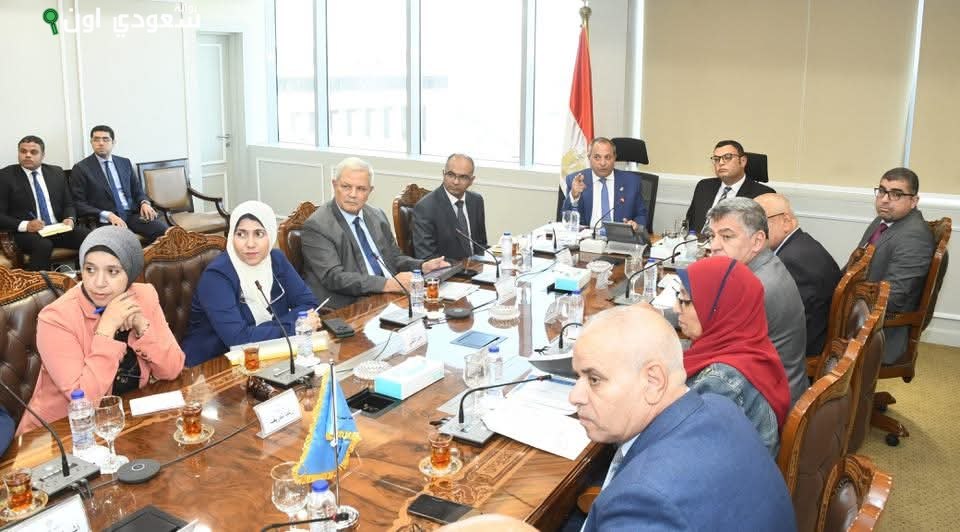 وزير الإسكان يبحث مع محافظ بورسعيد ملفات التعاون ومشروعات المياه والصرف والإسكان