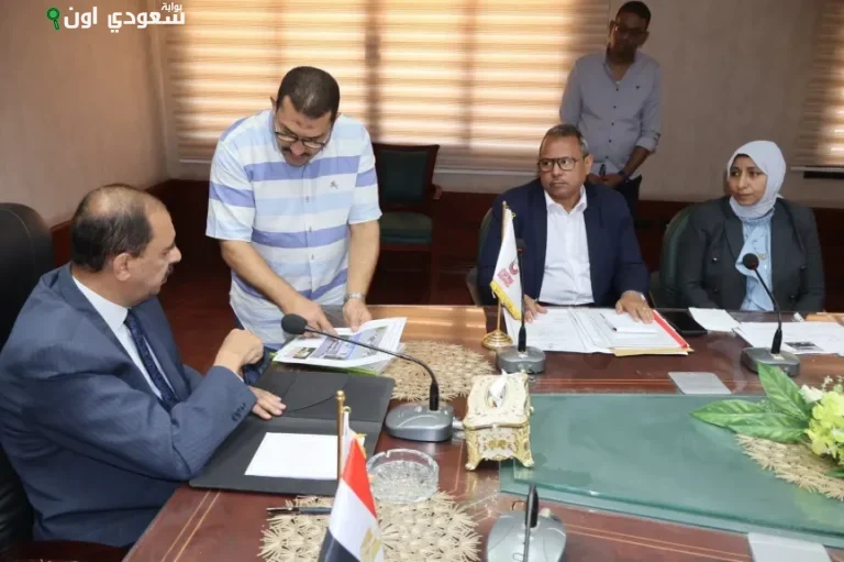 محافظ سوهاج يناقش تطوير مقترحات شارع المحطة بحي غرب