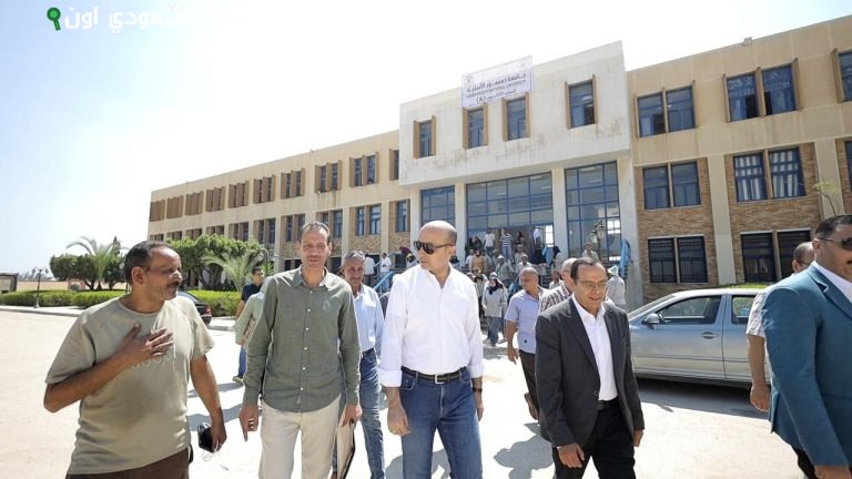رئيس جامعة دمنهور يتفقد تجهيزات الجامعة الأهلية للعام الدراسي الجديد