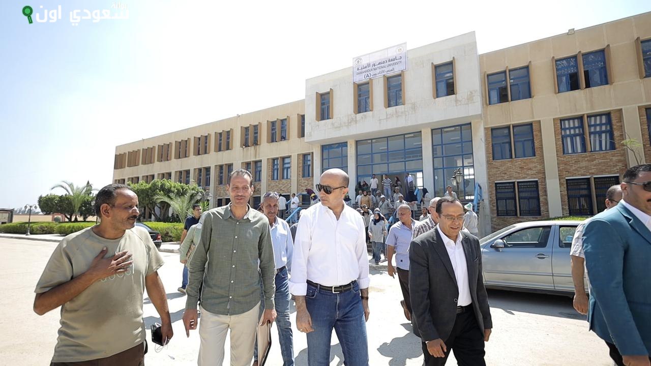 الصورة الرئيسية للمقال: رئيس جامعة دمنهور يتفقد تجهيزات الجامعة الأهلية للعام الدراسي الجديد