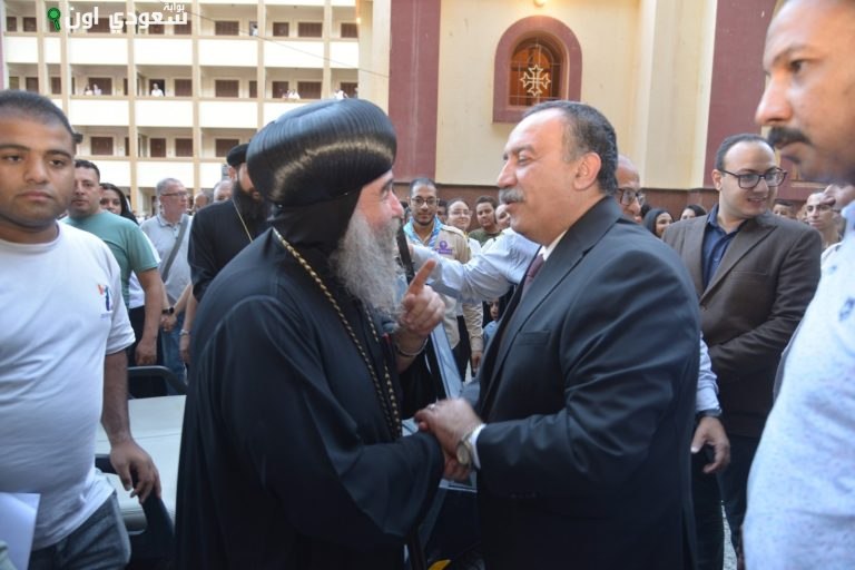 محافظ أسيوط يهنئ دير السيدة العذراء بذكرى العائلة المقدسة