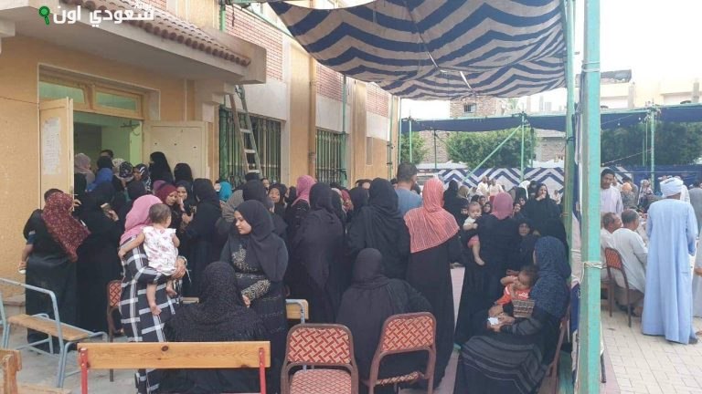 حشود كبيرة تتوجه نحو لجان البعيرات غرب الأقصر بعد انكسار الحر