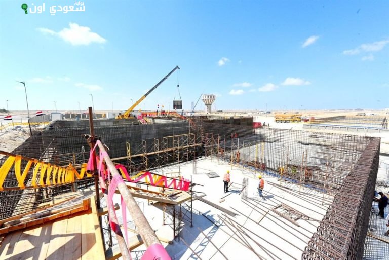 وزير الإسكان يزور مشروع محطة تحلية المياه