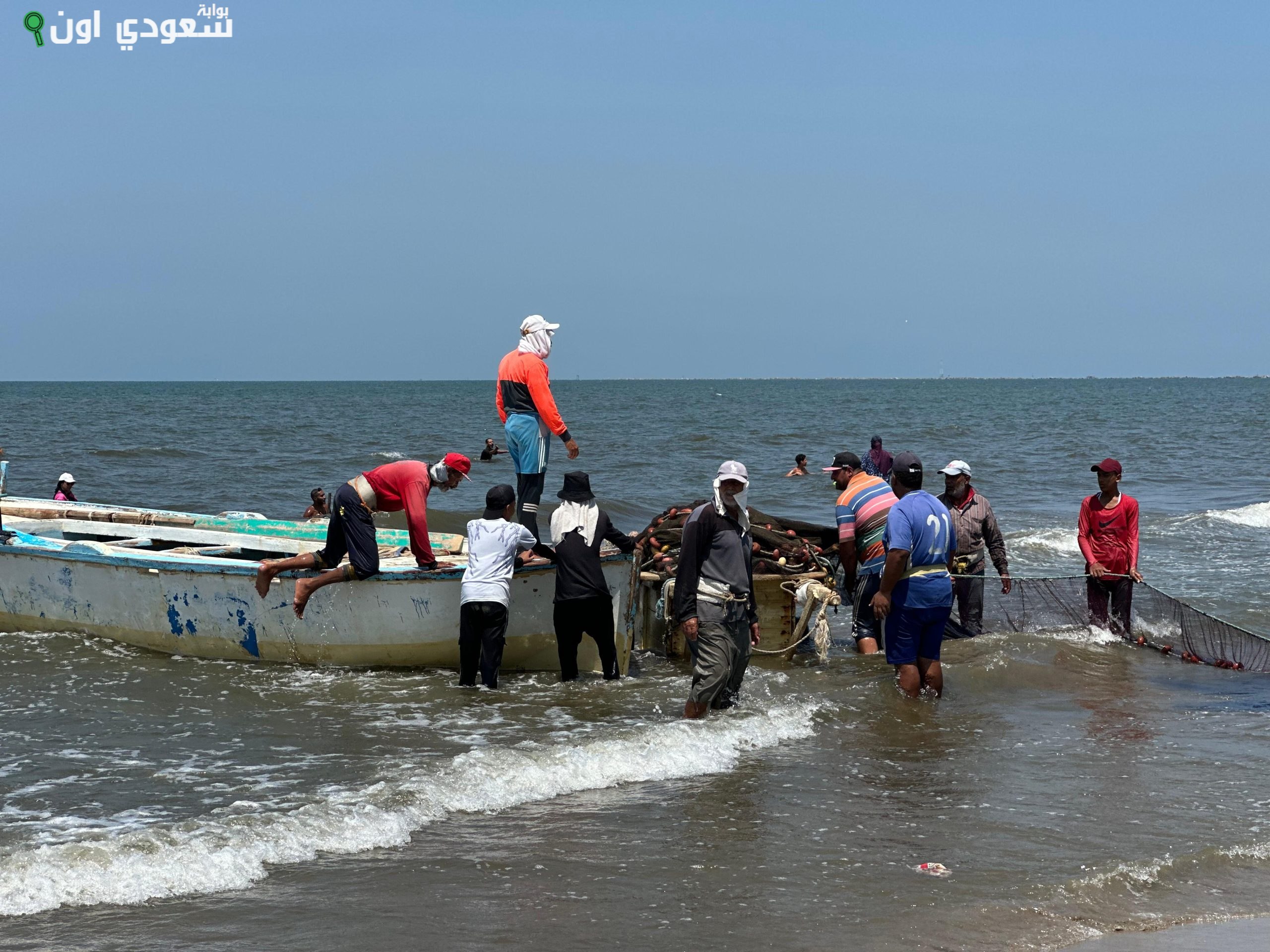 الصورة الرئيسية للمقال: استمتع المصطافون بمشاهدة مراحل رحلة الصيد في بورسعيد