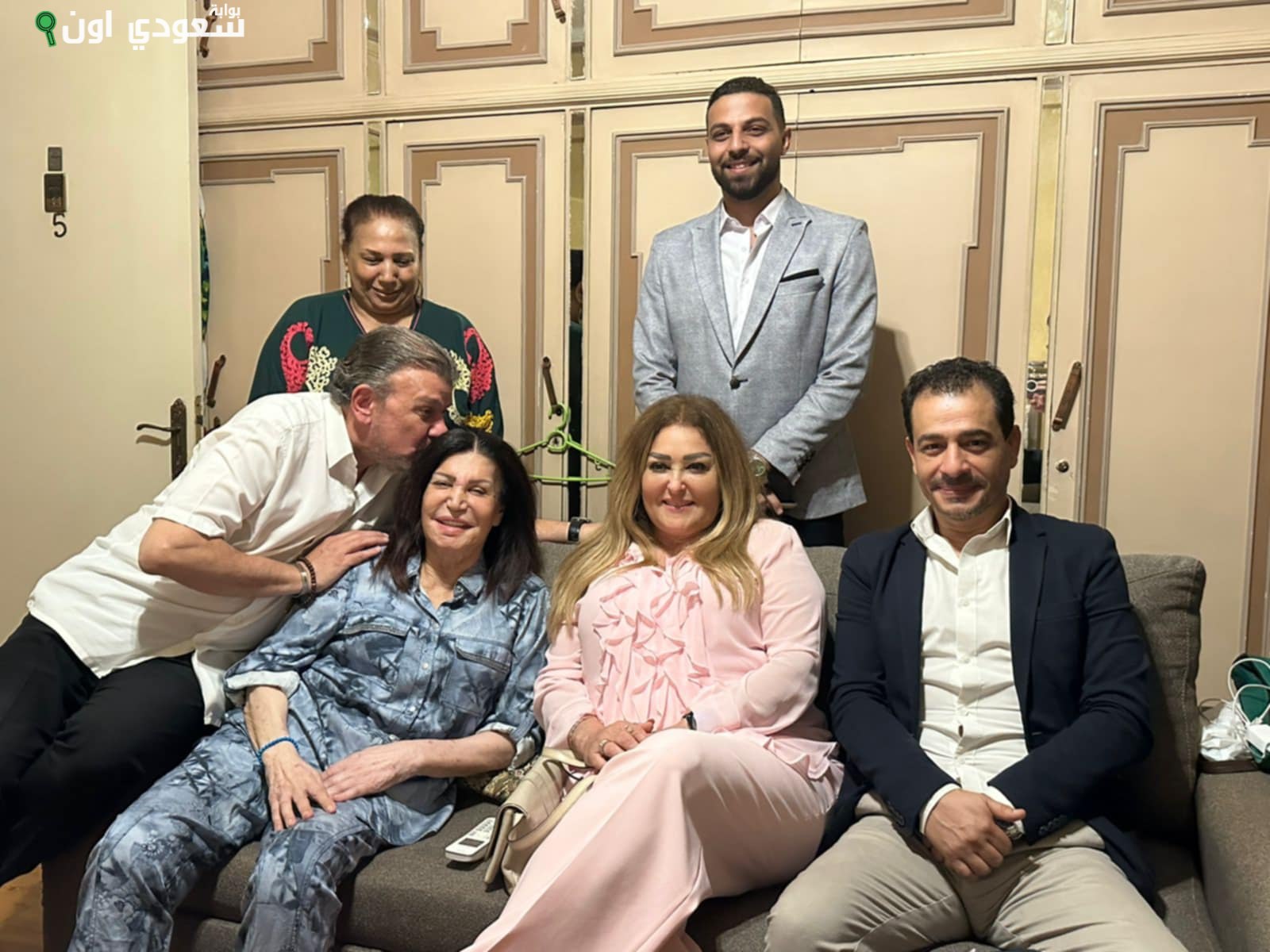 وفد ثقافي وتمثيلي يزور الفنانة نجوى فؤاد في منزلها استجابة لاستغاثتها