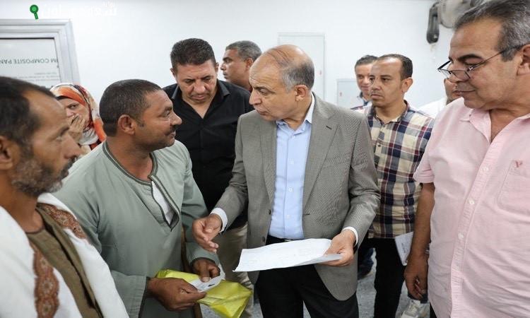 محافظ المنيا يوقع عقد تقنين أراضٍ