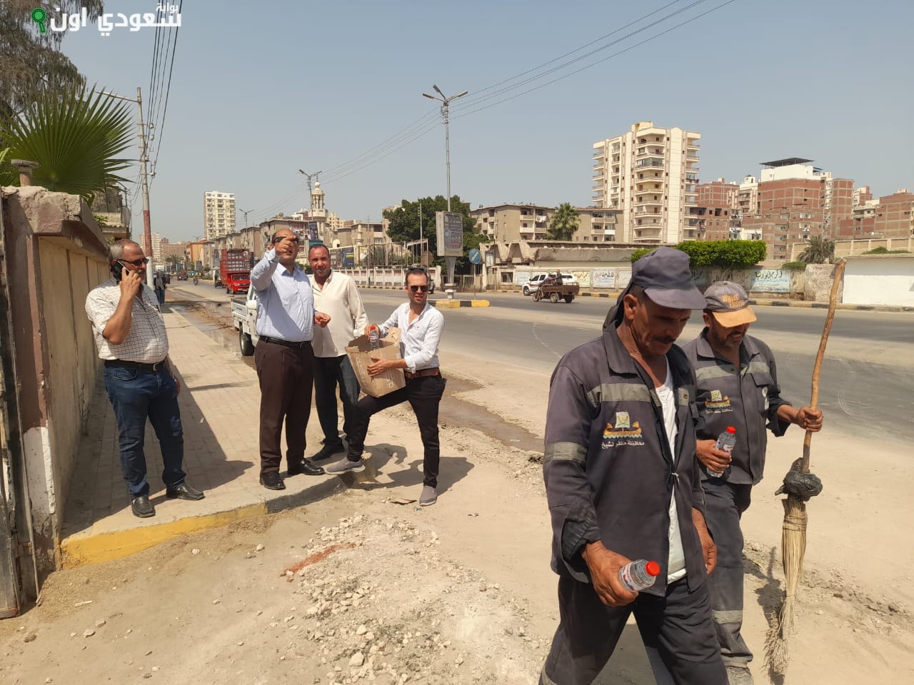 الصورة الرئيسية للمقال: توزيع مياه ومشروبات باردة لعمال النظافة في دسوق