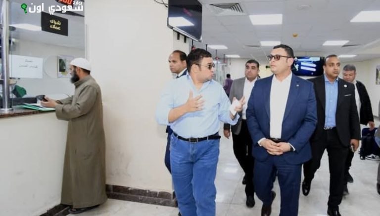 وزير الإسكان يقوم بجولة تفقدية للمركز التكنولوجي بالعبور الجديدة