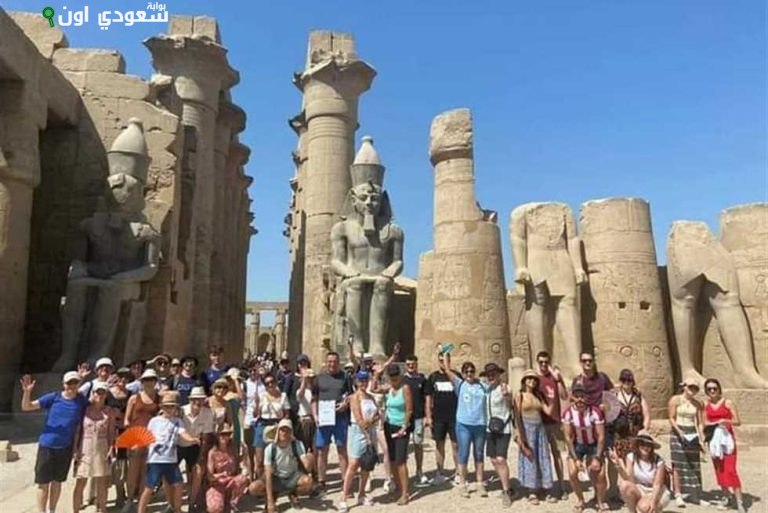 إقبال سياحي كبير على معابد الكرنك بعد موجة الحر