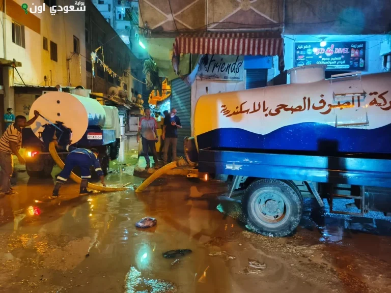 فرق الطوارئ تتدخل لإصلاح كسر خط الصرف بالإسكندرية