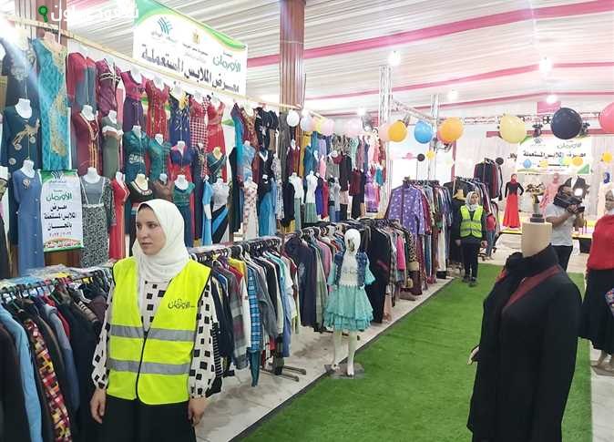 توزيع الملابس الجديدة مجانا لغير القادرين في سبع قرى بكفر الشيخ