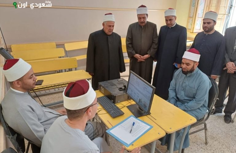 رئيس منطقة سوهاج الأزهرية يزور اختبارات خريجي رواق القرآن