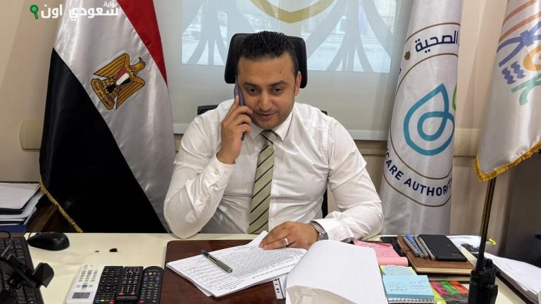 مدير الرعاية الصحية بالأقصر يطلع على ملفات التكويد للمنشآت