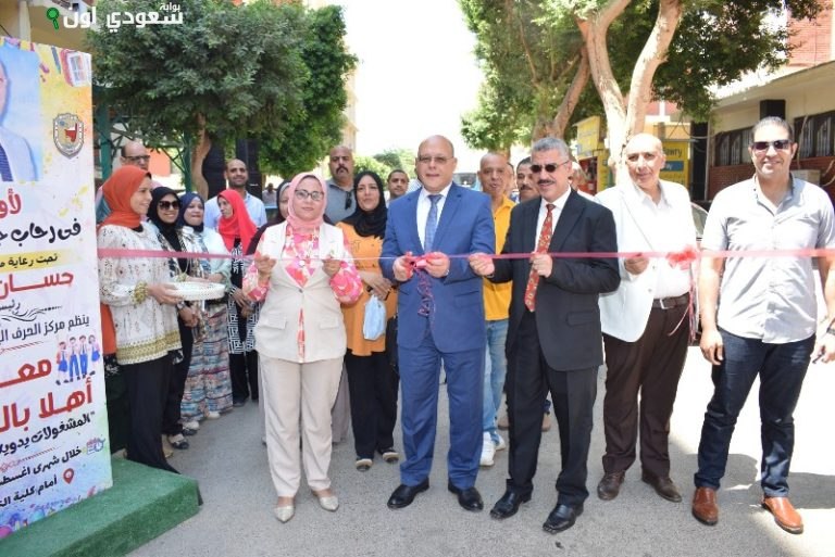 رئيس جامعة سوهاج يفتتح معرض «أهلا مدرستي» لتوفير المستلزمات بأسعار مخفضة