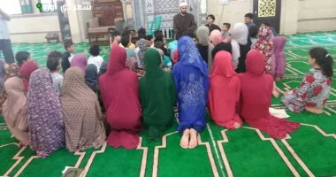 تقدير الأطفال المشاركين في النشاط الصيفي بمسجد آل أحمد