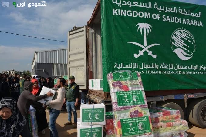 مركز الملك سلمان يوزع مساعدات