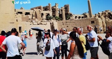 سياح الأقصر يستمتعون بزيارة المعابد والمقابر رغم الحرارة الشديدة