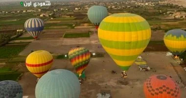 أفواج الأجانب تستمتع بهواء السماء فوق الأقصر بالطائرات المعلقة